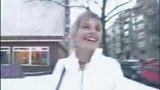 Crnka kratke kose Nikita porno film hrvatski u vrućoj spavaćici trlja klitoris