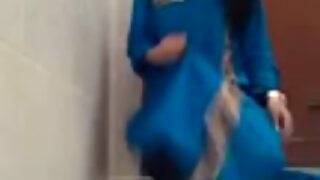 Kinky crnokosa drolja hrvatski porno uradci Samia Duarte ne smeta sisati kurac u baru